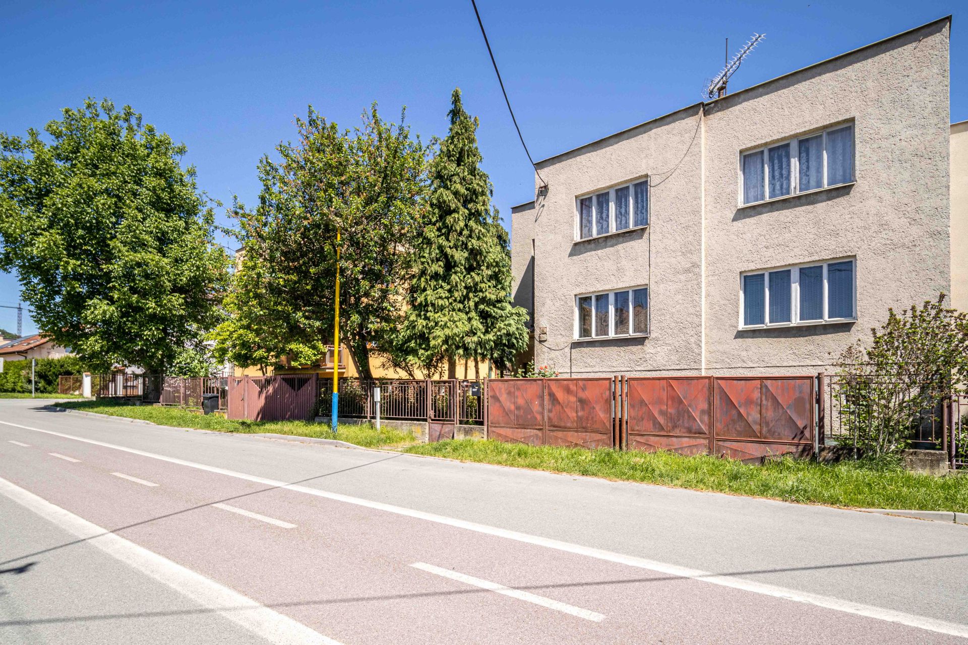 Rodinný dom s 2 garážami na atraktívnom mieste,Potočná ulica
