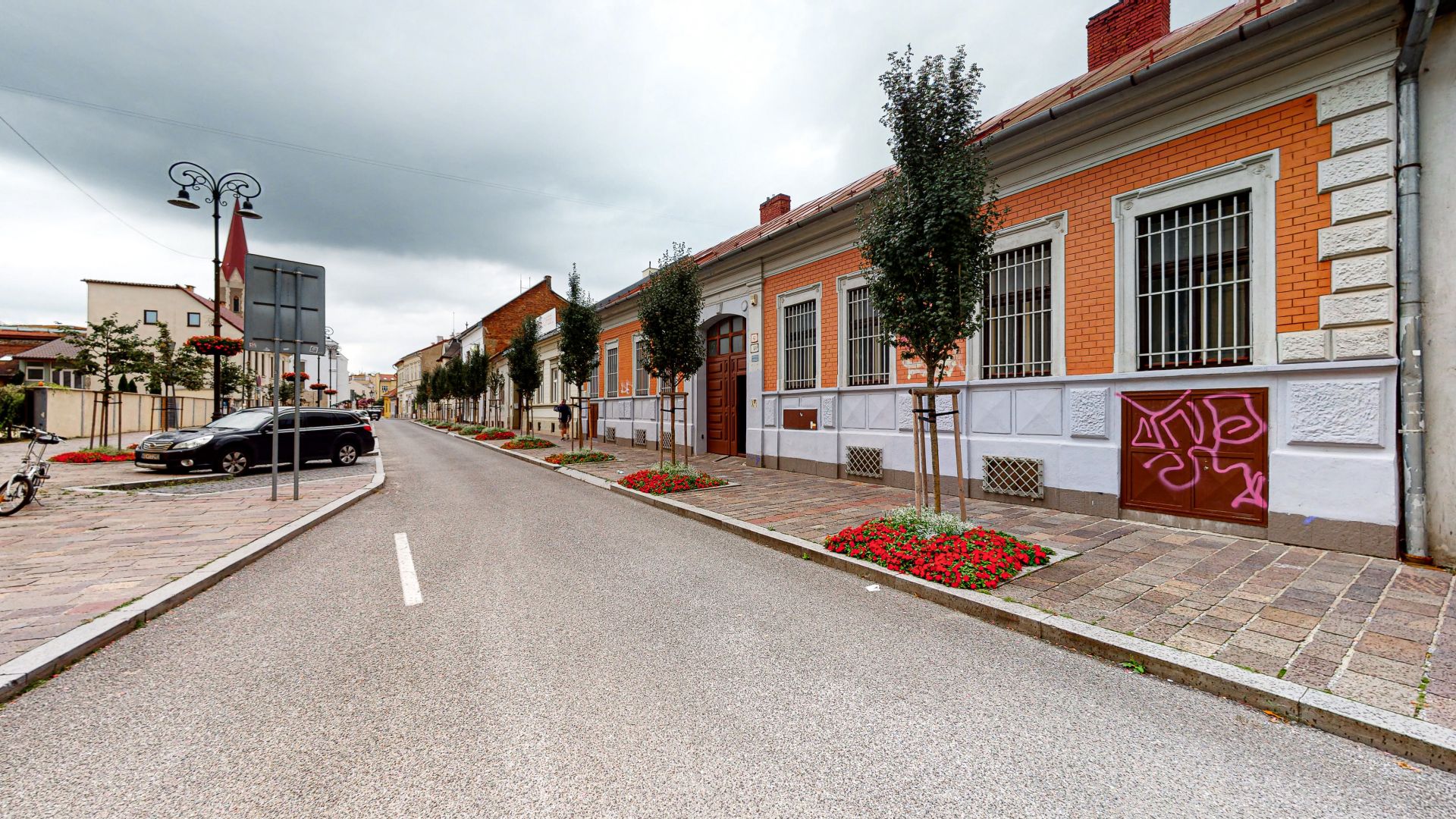 BUDOVA V CENTRE MESTA, Dominikánske námestie